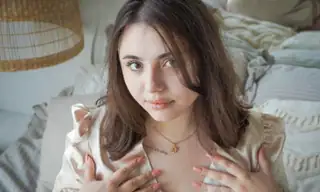 lucy_juicyy live VR cam preview