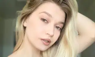 HeyyLunaa live VR cam preview