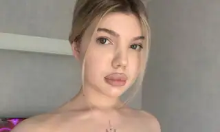 _Mia_Dolly live VR cam preview
